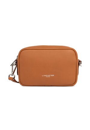 Borsa a tracolla in pelle marrone chiaro con forma rettangolare. Presenta hardware in argento e logo impresso. Texture liscia con cuciture minime.