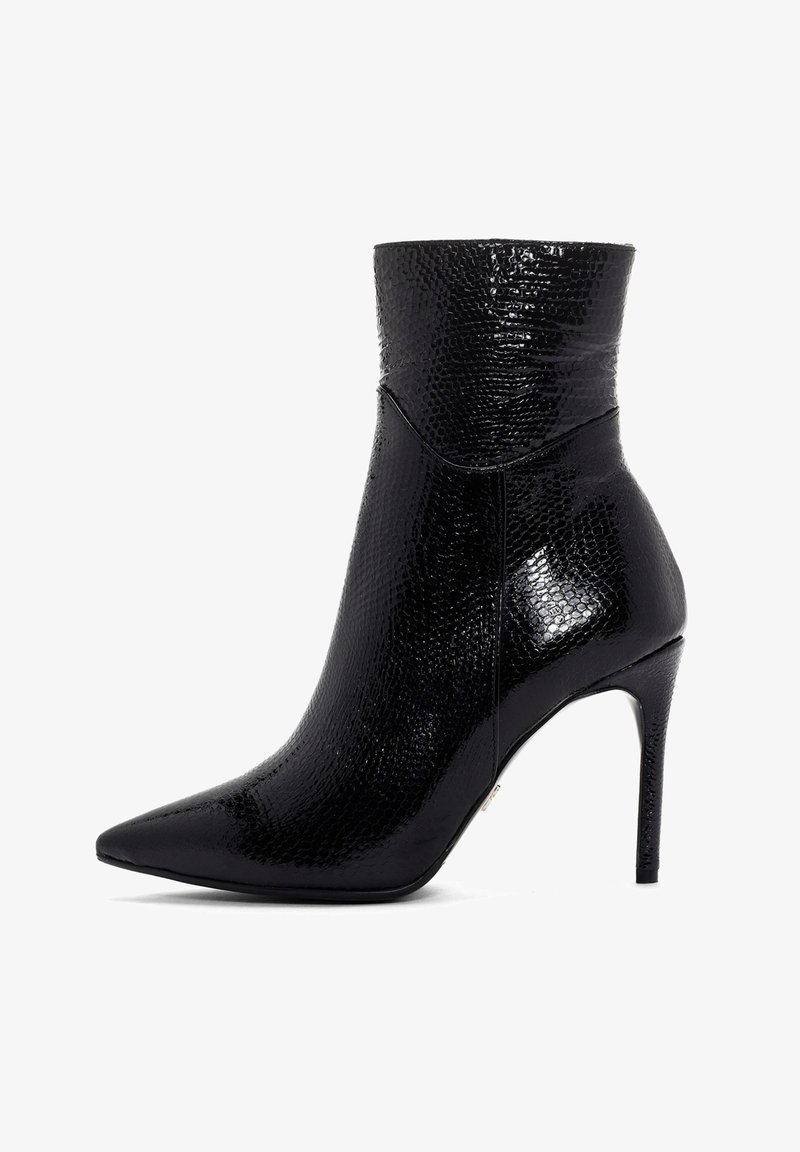 Schwarzer Knöchelstiefel mit spitzer Zehe, aus glänzendem synthetischem Material mit Schlangenhauttextur und hoher Stiletto-Ferse.