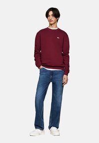 Tommy Jeans REG BADGE CRE EXT - Sudadera - deep rouge