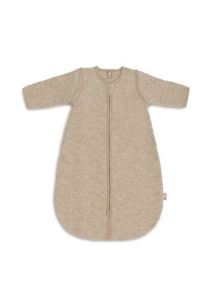 Beigefarbener Baby-Schlafsack mit langen Ärmeln, Frontreißverschluss und abgerundetem Boden, aus weichem strukturiertem Stoff.