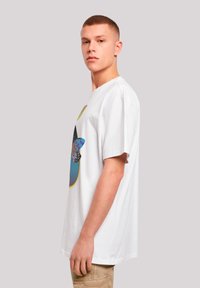 Weiße Baumwoll-T-Shirt mit rundem Halsausschnitt und kurzen Ärmeln. Die Vorderseite zeigt ein farbenfrohes Grafikdesign mit abstrakten Formen und Mustern.
