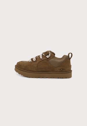 Baskets en daim marron et mesh avec des lacets blancs à motifs et une semelle épaisse en caoutchouc, vue de côté montrant le logo UGG sur le talon.