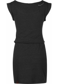 Musta mekko, joka on valmistettu pehmeästä kankaasta ja jossa on leveä kaula-aukko, lyhyet dolman-hihat ja istuva vyötärö. Mekossa on myös pieni logo-yksityiskohta olkapään lähellä.