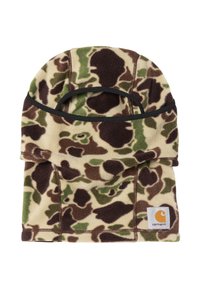 Cuello polar con patrón de camuflaje en beige, verde y marrón, con un ribete negro sólido y una etiqueta con el logo de Carhartt.