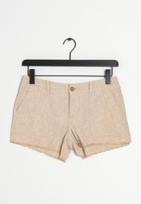 Beige raidoitetut shortsit, joissa on purjehtimella viimeistelty helma, kaksi etutaskua ja etuvetoketjukiinnitys. Materiaali näyttää olevan teksturoida pystysuorilla raidoilla.