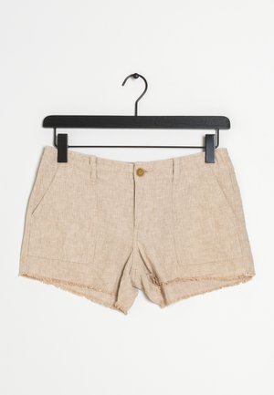 Beige raidoitetut shortsit, joissa on purjehtimella viimeistelty helma, kaksi etutaskua ja etuvetoketjukiinnitys. Materiaali näyttää olevan teksturoida pystysuorilla raidoilla.