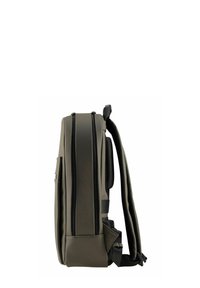 Sac à dos vert foncé au design épuré et minimaliste, équipé de deux compartiments zippés, de bretelles rembourrées et d'accents texturés sur les panneaux latéraux.