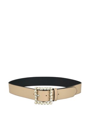 Cinturón de cuero beige con un amplio forro negro interior. Presenta una hebilla cuadrada adornada con cristales y un acabado suave. Diseño elegante y estilizado.
