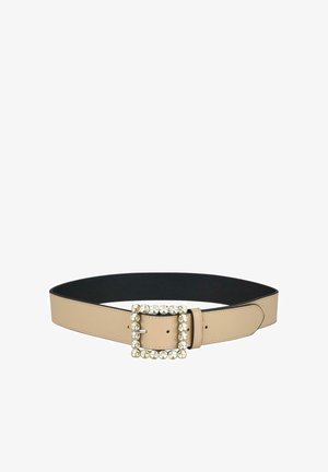 Cinturón de cuero beige con un amplio forro negro interior. Presenta una hebilla cuadrada adornada con cristales y un acabado suave. Diseño elegante y estilizado.