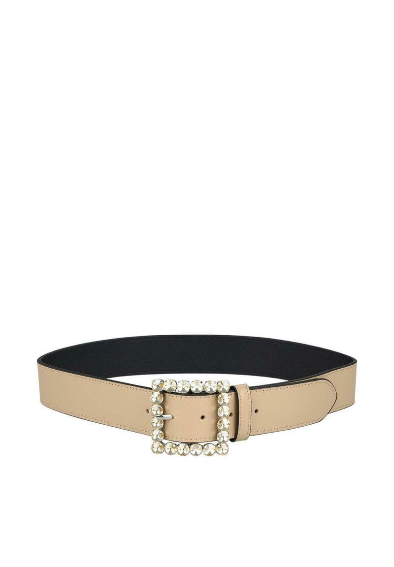 Cinturón de cuero beige con un amplio forro negro interior. Presenta una hebilla cuadrada adornada con cristales y un acabado suave. Diseño elegante y estilizado.