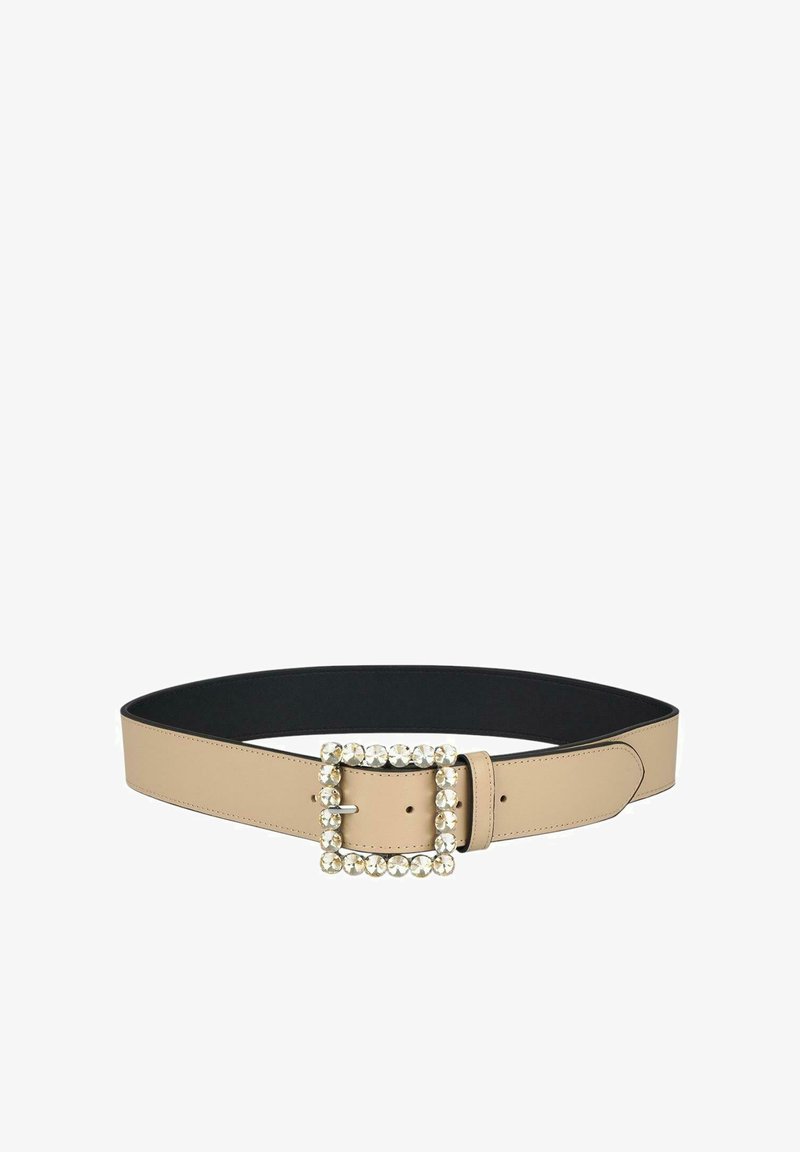 Cinturón de cuero beige con un amplio forro negro interior. Presenta una hebilla cuadrada adornada con cristales y un acabado suave. Diseño elegante y estilizado.
