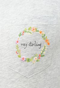 Γκρι βαμβακερό T-shirt με τσέπη που διαθέτει πολύχρωμο κέντημα με λουλούδια και τη φράση "Hey darling" σε casual γραφή.