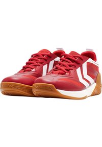 Baskets de sport rouges avec un dessus en cuir lisse, accents blancs, panneaux en maille texturée et une semelle en caoutchouc gomme. Présente un système de laçage proéminent.