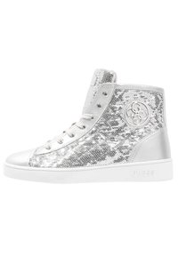 Tenisky s vysokým střihem, které mají stříbrnou flitrovou svrchní část, kožené detaily a bílou gumovou podrážku. Vytlačené logo na vnější straně.