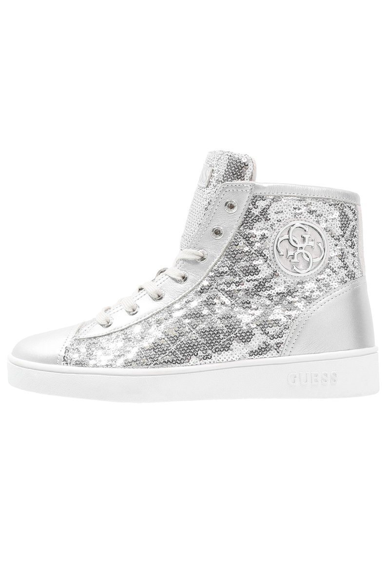 Tenisky s vysokým střihem, které mají stříbrnou flitrovou svrchní část, kožené detaily a bílou gumovou podrážku. Vytlačené logo na vnější straně.