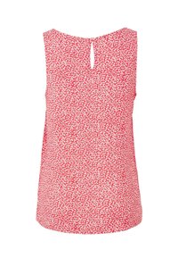 Červený top bez rukávů s drobným bílým květinovým vzorem a malým zapínáním na knoflíček v zadní části výstřihu.