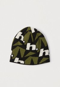Gorro de punto en verde, negro y blanco con un patrón abstracto de formas geométricas y letras. Textura suave, diseño ajustado.
