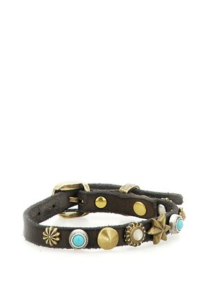 Bracciale in pelle nera con varie borchie decorative dorate e turchesi e una piccola fibbia.
