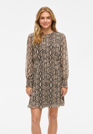 Robe à manches longues en imprimé serpent beige et marron, fabriquée dans un tissu léger avec une taille froncée et des poignets élastiques.