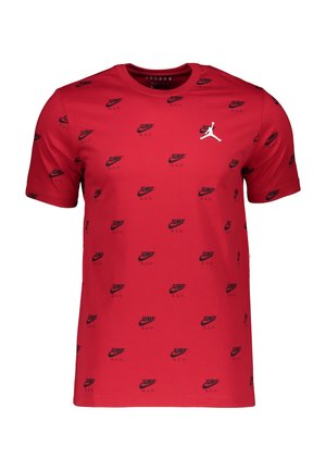 Rotes T-Shirt mit kurzen Ärmeln und Rundhalsausschnitt, bedeckt mit schwarzem "Jump Man"-Schriftzug und Logos, mit einem weißen Jumpman-Logo auf der linken Brustseite oben.