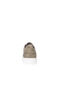 Graue Wildleder-Sneaker mit einer weißen Gummisohle, gepolstertem Kragen, gesteppten Details und Markenlogo an der Ferse. Flaches Schnürdesign.
