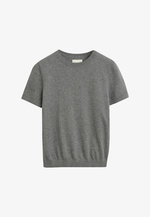 Grijze T-shirt met korte mouwen van zachte stof. Heeft een ronde halslijn en een licht getailleerde pasvorm met een elastische taille.