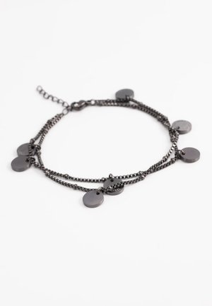 Zwart metalen armband met meerdere verbonden strengen en zeven ronde, platte bedels. Kettingontwerp met een karabijnsluiting.