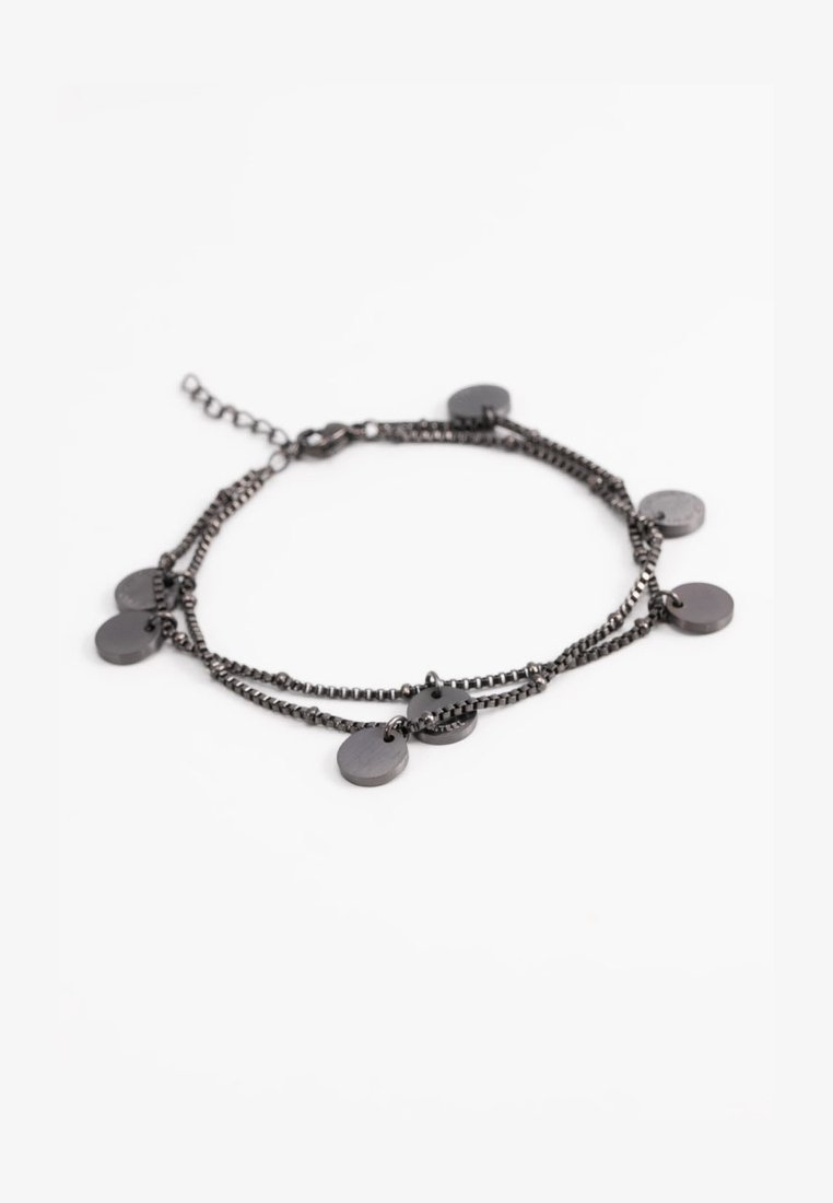 Bracelet en métal noir constitué de plusieurs brins liés et de sept médaillons ronds et plats. Design de chaîne avec une fermeture à clip en forme de homard.