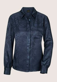 Navyblaue Satinbluse mit aufwendigen tonalen Wirbelmustern, Knopfverschluss vorne und langen Ärmeln mit gerafften Manschetten. Glatte, glänzende Textur.