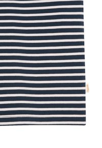 Tissu rayé horizontalement bleu marine et blanc avec une petite étiquette beige sur le bord droit.