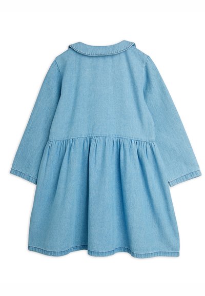 Robe en denim bleu clair à manches longues, taille froncée et col replié, vue de dos sur fond blanc.