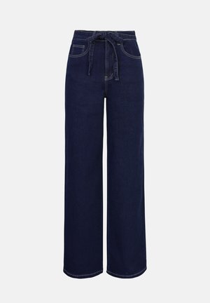 Pantalon en denim bleu marine à jambes larges avec une ceinture nouée, poches avant et surpiqûres contrastantes. Texture lisse, design fonctionnel.