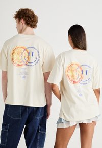 Jack & Jones JORREALMEAL TEE UNISEX - T-shirts med print - buttercream