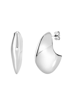 Geschwungene silberne Ohrringe mit einer glatten, reflektierenden Oberfläche. Ein Ohrring ist tropfenförmig, der andere hat eine abgerundete, asymmetrische Form.