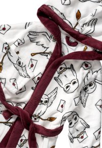 Huňatý bílý župan s vínovým lemem, zdobený vzorem sovy a obálek. Měkká textura s uvázaným opaskem v pase.