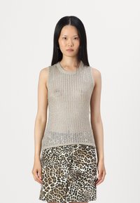 Uten ermer, lett metallisk strikket topp med ribbet tekstur og rund hals, kombinert med et skjørt med leopardmønster.