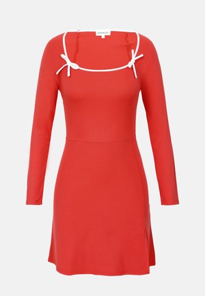 Vestido vermelho de mangas longas com corpete ajustado, decote quadrado e detalhes em laço branco nas costuras dos ombros. Textura suave, comprimento acima do joelho.