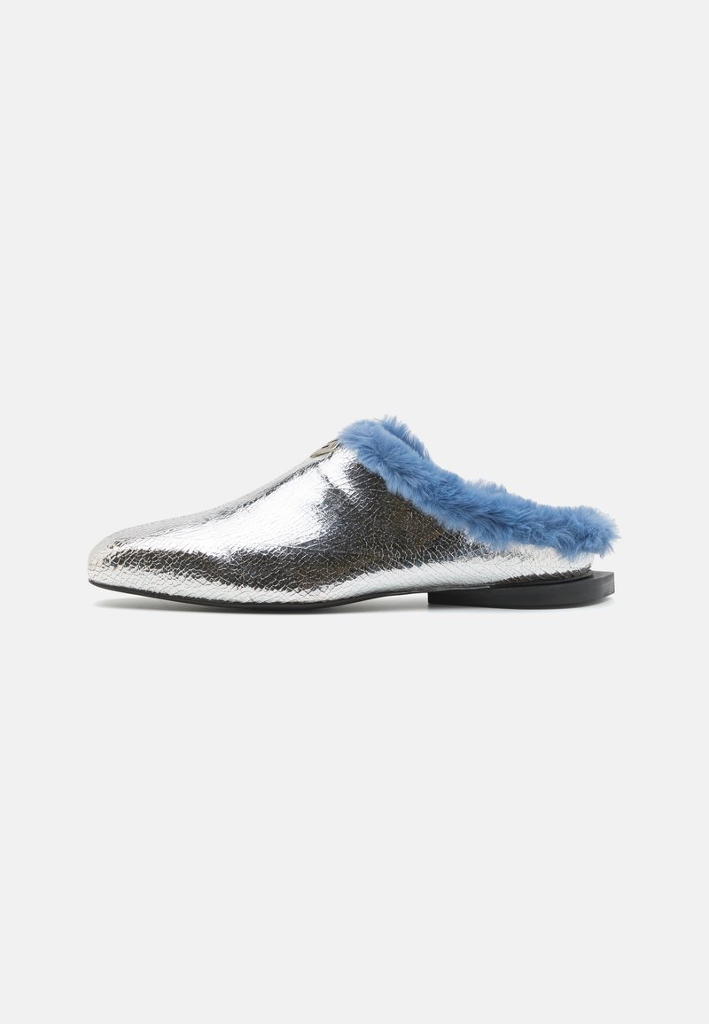 Sølvmetalliske slip-on mules med en teksturert overflate og en luftig lys blå pelskant langs kragen. Svart såle.