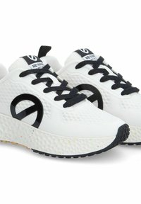 Witte sportieve sneakers met een gestructureerde bovenkant, zwarte veters en een opvallend zwart rond logo. Multicolore spikkels op de witte zool.