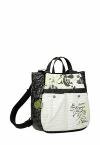Bolsa de mano en blanco y negro con asas dobles, que presenta un patrón texturizado, bolsillos delanteros y detalles en amarillo. Logotipo destacado de forma prominente.