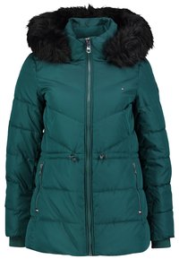 Tyrkysová péřová bunda s kapucí z černé umělé kožešiny, zapínání na zip, dvě boční kapsy a elastické manžety. Textura s diamantovým prošíváním a nastavitelný pas.