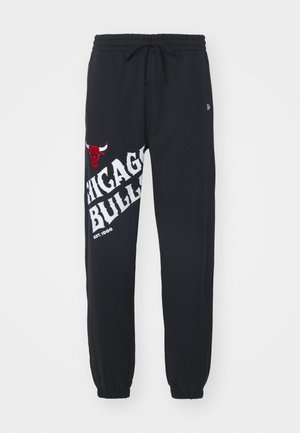 Pantaloni da jogging neri con stampa bianca "CHICAGO BULLS" e logo di un toro rosso. Presentano un elastico in vita e polsini sugli orli. Realizzati in materiale morbido.