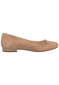 Ballerine en daim beige avec des bords festonnés et un petit nœud décoratif sur l'orteil arrondi, dotée d'un petit talon empilé.