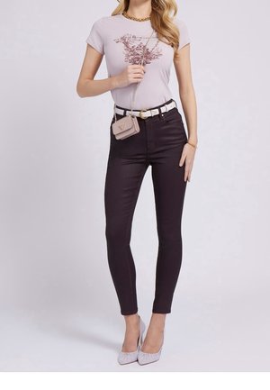 Jasnofioletowy t-shirt z czerwonym wzorem, zestawiony z czarnymi obcisłymi jeansami i białym paskiem. Dodatki to mała beżowa torebka i jasnoszare buty.