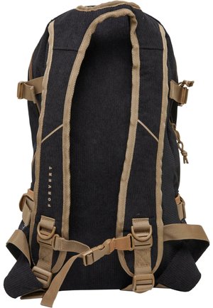 Der Rucksack verfügt über einen schwarzen Stoffkörper mit beigen Trägern und Akzenten. Er beinhaltet verstellbare Schultergurte und einen Schnallenverschluss. Einfaches Design.