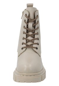 Bottines en cuir beige avec bout rond, lacets marron, col rembourré et semelle texturée, dotées d'une fermeture éclair sur le côté pour un accès facile.