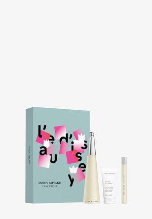 Coffret cadeau Issey Miyake L'Eau d'Issey comprenant une bouteille de crème, une lotion pour le corps et un parfum dans une boîte turquoise ornée de texte noir audacieux et d'accents roses.
