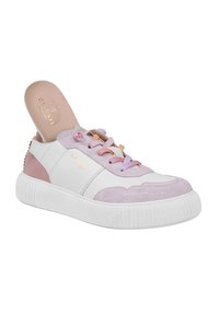 Białe sneakersy z różowymi zamszowymi akcentami, okrągły nosek, teksturowana biała podeszwa, fioletowe i różowe sznurówki oraz złote logo na wkładce.