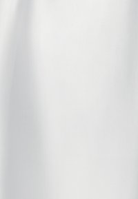 Bílá látka s hladkou texturou a jemným diagonálním tkaním, jednobarevná bez viditelných vzorů nebo kovových detailů.