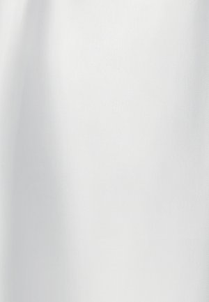 Bela tkanina z gladko teksturo in subtilnim poševnim tkanjem, enotne barve brez vidnih vzorcev ali kovinskih detajlov.